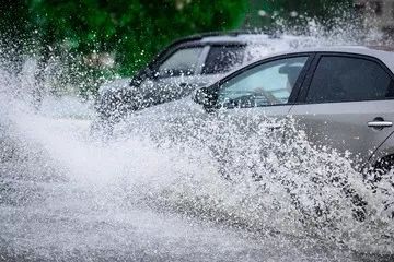 雨天开车不减速